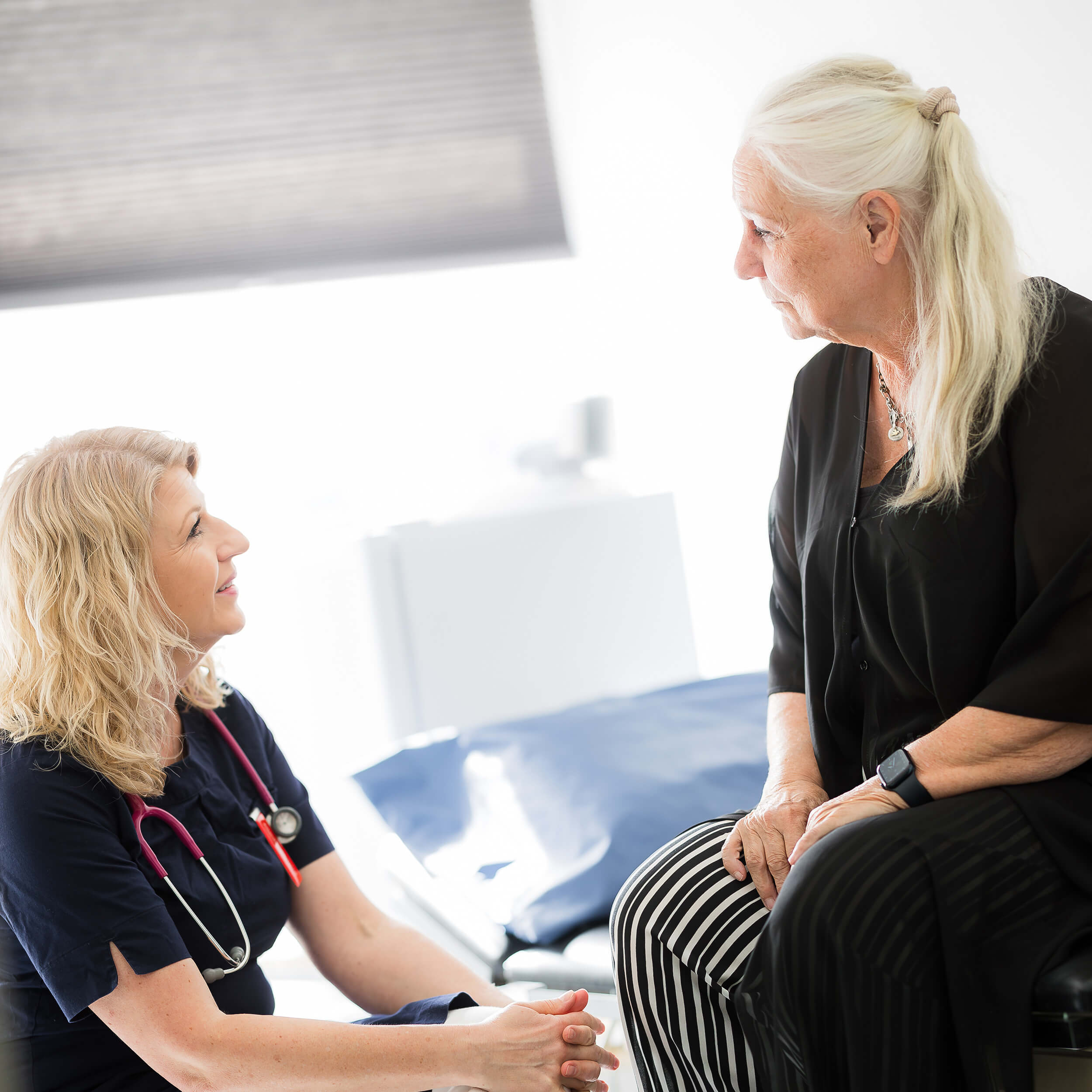 En läkare sitter och pratar med en patient