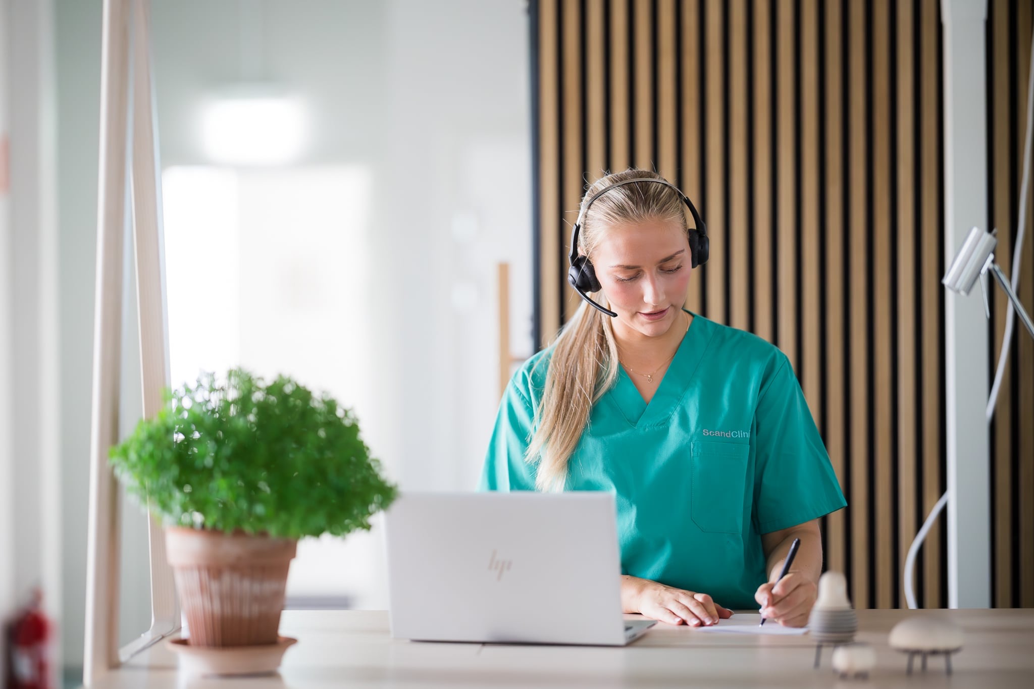 Receptionist pratar i telefon